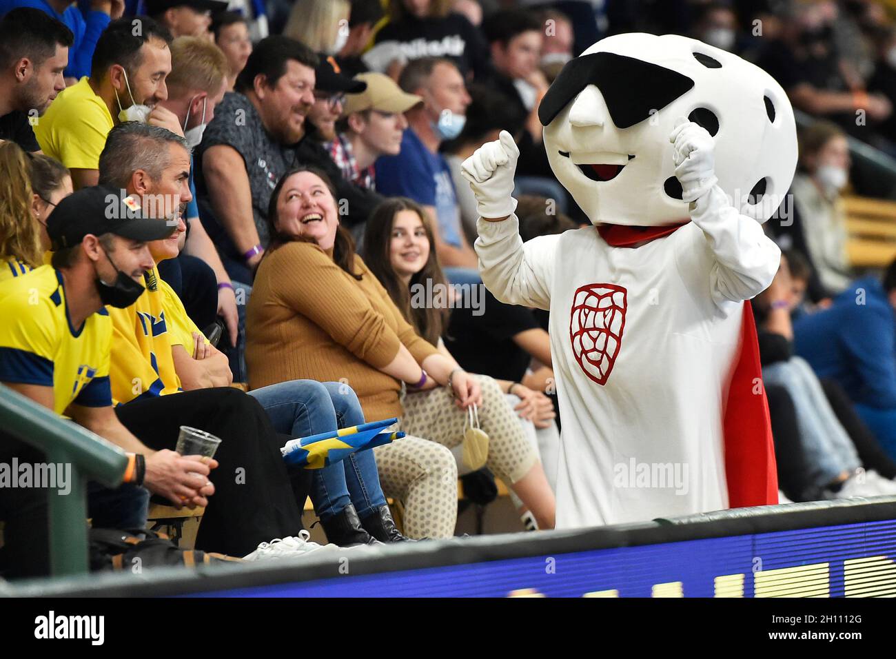 Pilsen, République tchèque.15 octobre 2021.Mascotte en action lors de l'Euro Floorball Tour, match Suède contre Finlande, le 15 octobre 2021, à Pilsen, République Tchèque.Crédit: Miroslav Chaloupka/CTK photo/Alamy Live News Banque D'Images