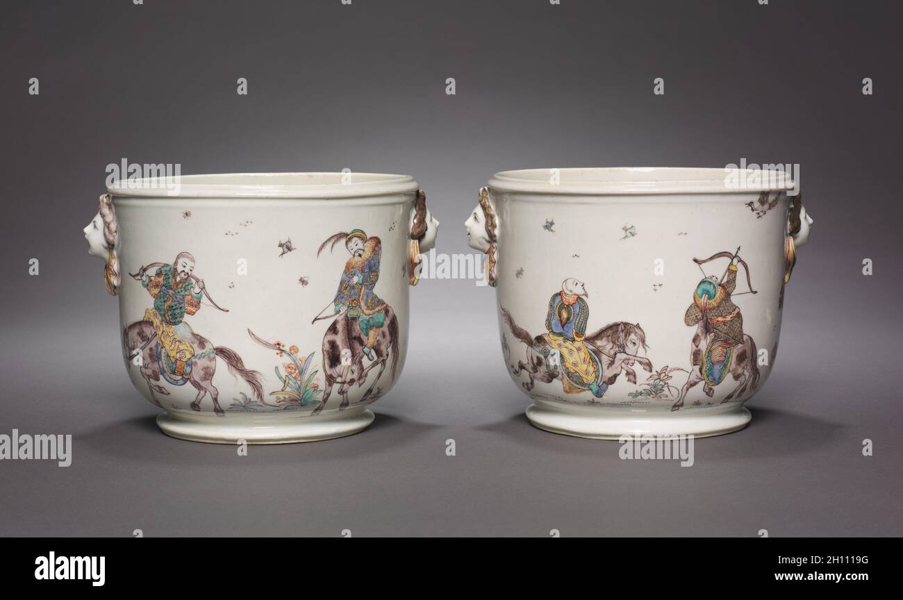 Paire de refroidisseurs de bouteilles (eaux de bouteille), c.1740. Mennecy- Villeroy Factory (Français).Porcelaine; hors tout : 15.7 x 21.9 x 18.8 cm (6 3/16 x 8 5/8 x 7 3/8 po). Banque D'Images