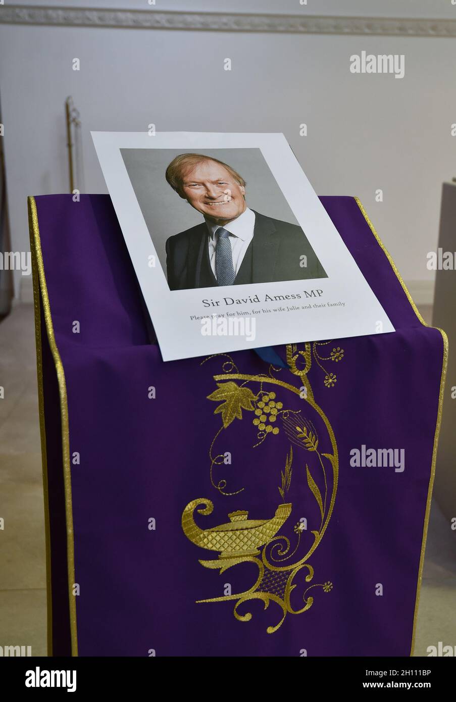 Une photographie de Sir David Amess dans l'église Saint-Pierre d'Eastwood, dans l'Essex, lors d'une messe catholique tenue à la suite du décès du député conservateur qui a été poignardé plusieurs fois lors d'une réunion avec des électeurs.Date de la photo: Vendredi 15 octobre 2021. Banque D'Images
