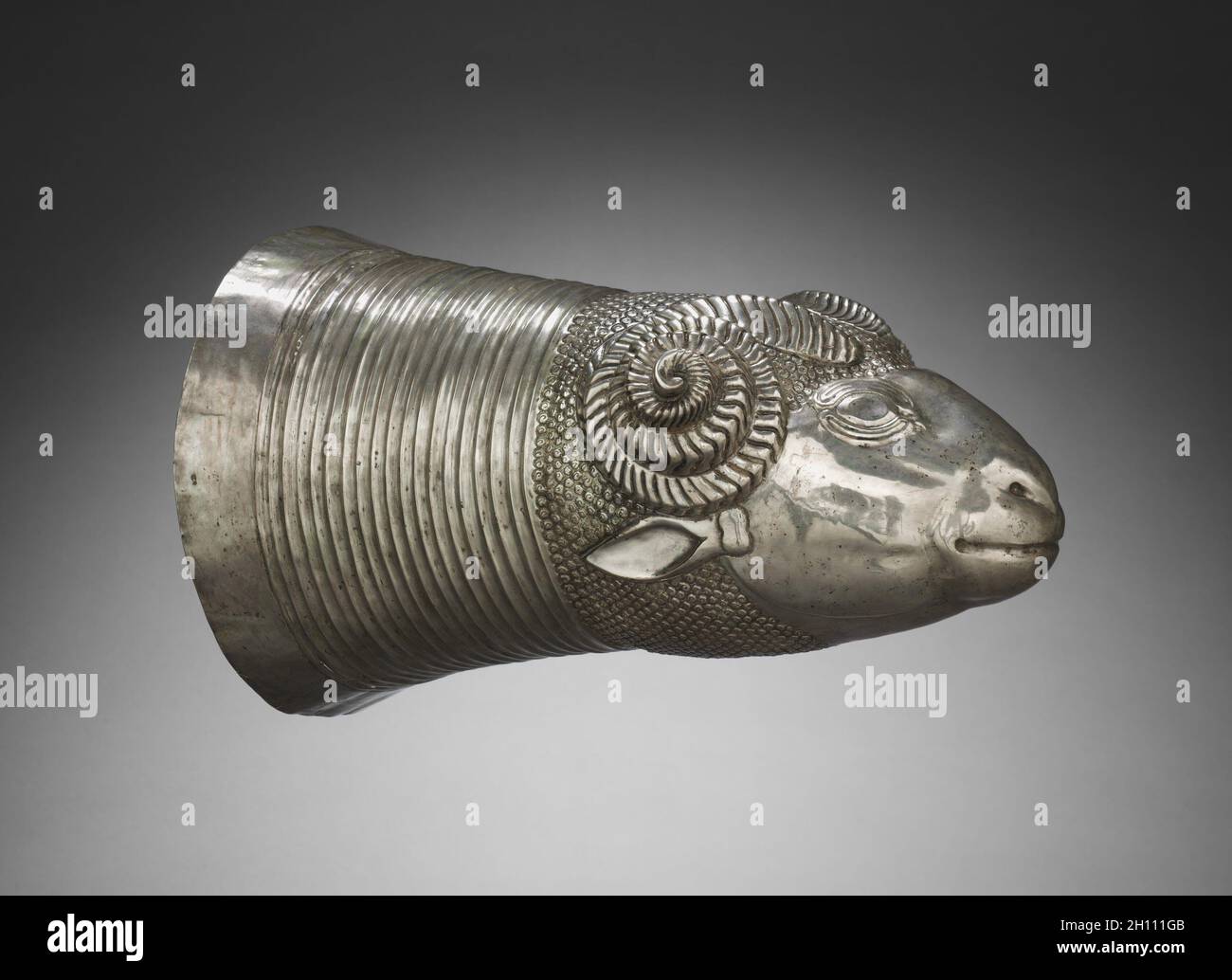 Ram-Head récipient à boire, ch. 600 AV. L'Iran, la médiane, la fin du viie siècle avant J.-C.. L'argent ; total : 30,3 x 19,8 x 18,7 cm (11 15/16 x 7 13/16 x 7 3/8 in.). Banque D'Images