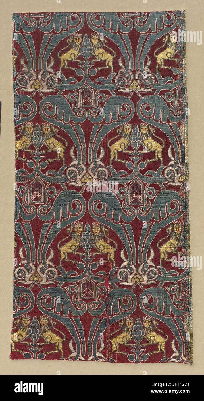 Fragmenter avec des lions, des palmettes et des escutcheons couronnés, 1400s-1500s.Espagne, Grenade.Soie : tissu lampas; hors tout : 54.3 x 27.5 cm (21 3/8 x 10 13/16 po.); monté : 64.5 x 37.1 cm (25 3/8 x 14 5/8 po.). Banque D'Images