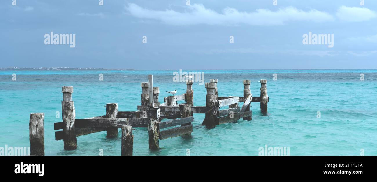 Vestiges d'une ancienne jetée sur la plage Playa Caracol à Cancun, Mexique Banque D'Images