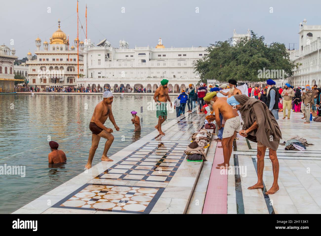 AMRITSAR, INDE - 26 JANVIER 2017 : les fidèles sikhs se baignent dans une piscine du Temple d'Or Harmandir Sahib à Amritsar, Punjab, Inde Banque D'Images