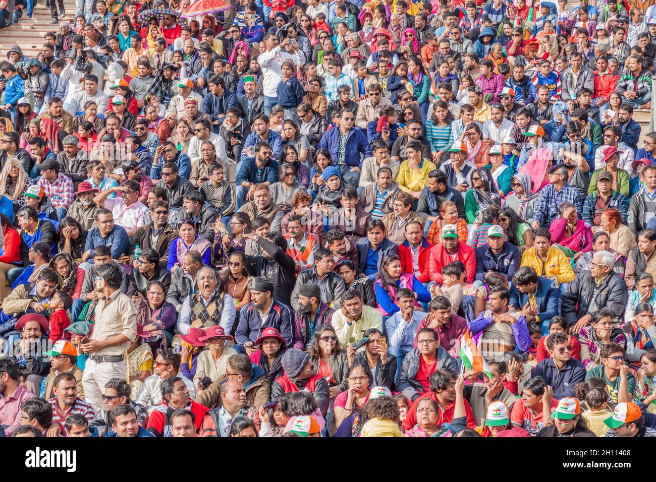 WAGAH, INDE - 26 JANVIER 2017 : des spectateurs indiens assistent à la cérémonie militaire à la frontière entre l'Inde et le Pakistan, à Wagah, au Punjab, en Inde. Banque D'Images