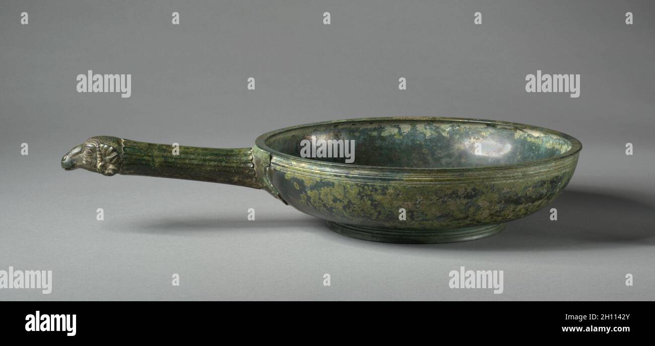 Patera avec poignée cannelée et tête de vérin finale, 500–400 BC.Grèce, 5e siècle av. J.-C.Bronze; diamètre: 24.2 cm (9 1/2 po); hors tout: 6.4 cm (2 1/2 po). Banque D'Images