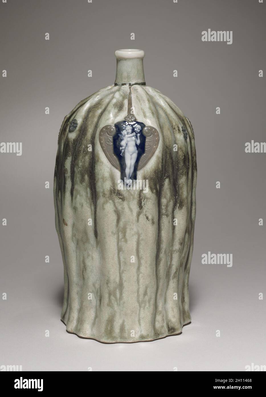 Vase, c.1900. Fabrique de porcelaine de Sèvres (français, est.1756), Taxile Maximin Doat (français, 1851-1939).Porcelaine; hors tout: 24.6 x 13.4 cm (9 11/16 x 5 1/4 po). Banque D'Images