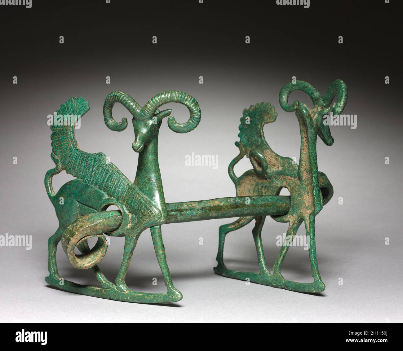 Bouquetin ailé Horse Bit , 800-600 BC. Luristan, Iran, 800-600 BC. En fonte, bronze et incisée ; total : 23,6 cm (9 5/16 in.). Banque D'Images