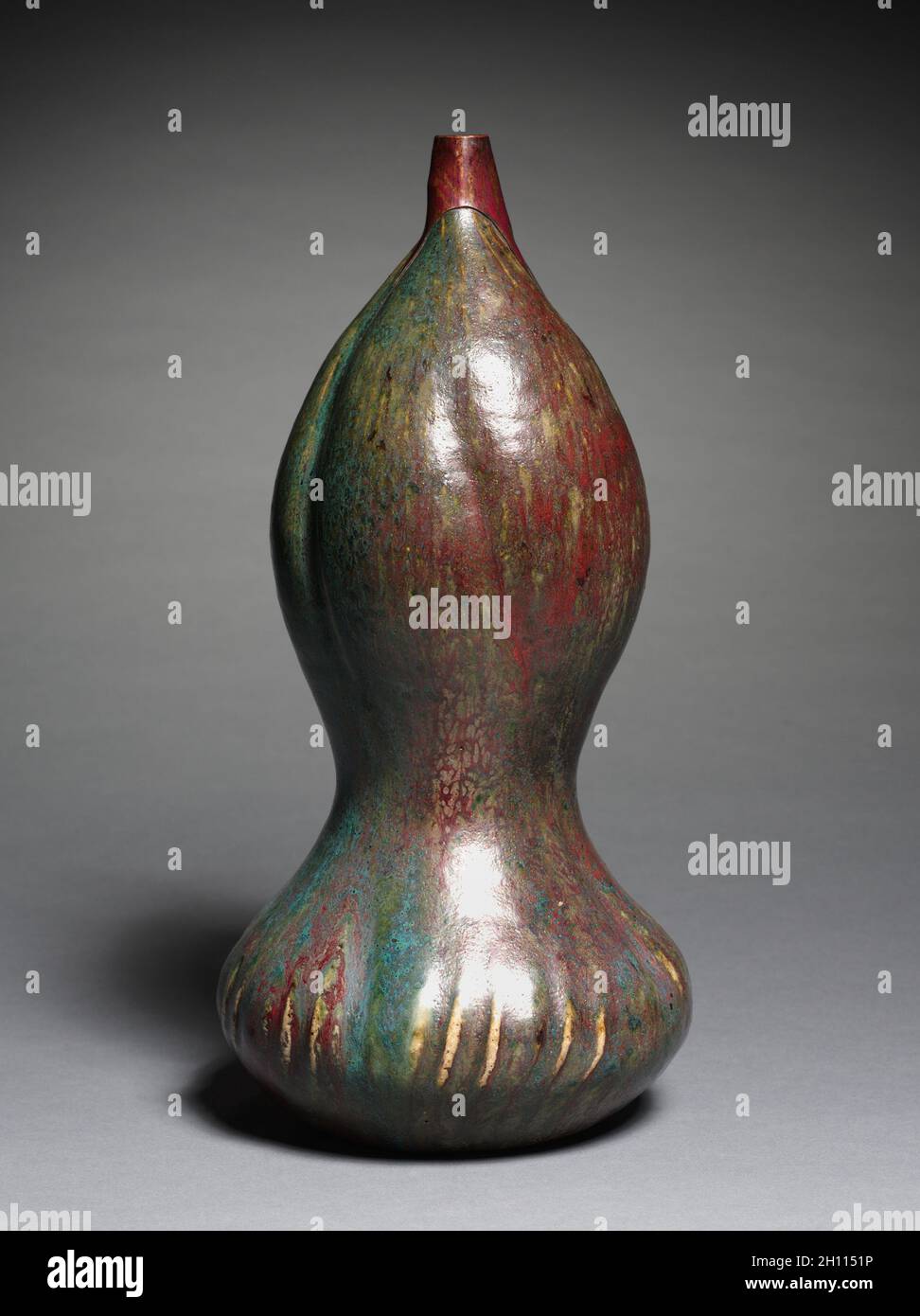 Vase, c. 1890. Pierre Adrien Dalpayrat (Français, 1844-1910). Grès ; total : 33,9 x 16,4 cm (13 3/8 x 6 7/16 in.). Banque D'Images