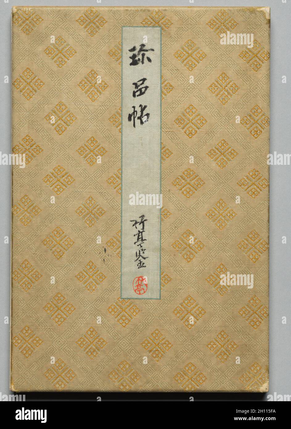 Album of Precious Works de célèbres calligraphes et peintres modernes (Volume 1), fin 1700 à mi-1800.Japon, période Edo (1615-1868).Un des deux albums de calligraphie et de peinture; encre et couleur claire sur soie, ou encre sur papier; album, fermé: 31 x 21 cm (12 3/16 x 8 1/4 po). Banque D'Images