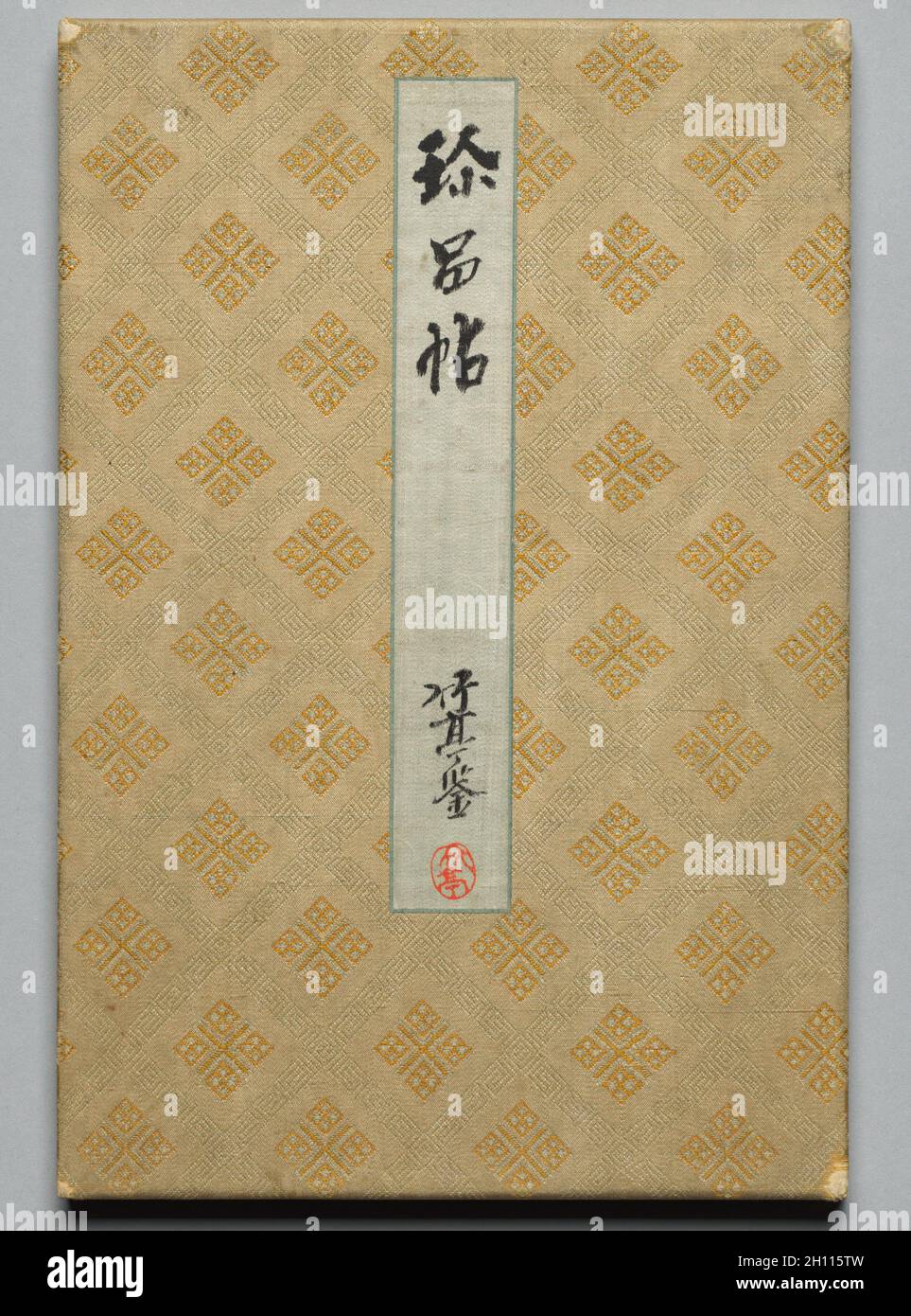 Album of Precious Works de célèbres calligraphes et peintres modernes (Volume 2), de la fin du 1700 au milieu du XIXe siècle.Japon, période Edo (1615-1868).Un des deux albums de calligraphie et de peinture; encre et couleur claire sur soie, ou encre sur papier; album, fermé: 31 x 21 cm (12 3/16 x 8 1/4 po). Banque D'Images