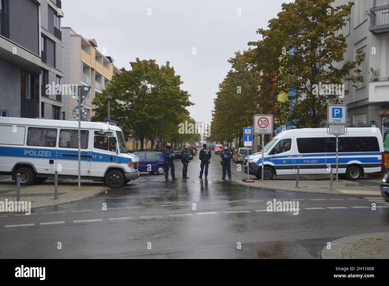 Police à Adalbertstrasse à Mitte, Berlin, Allemagne, après l'expulsion du camp de remorque de gauche 'Köpi' - 15 octobre 2021. Banque D'Images