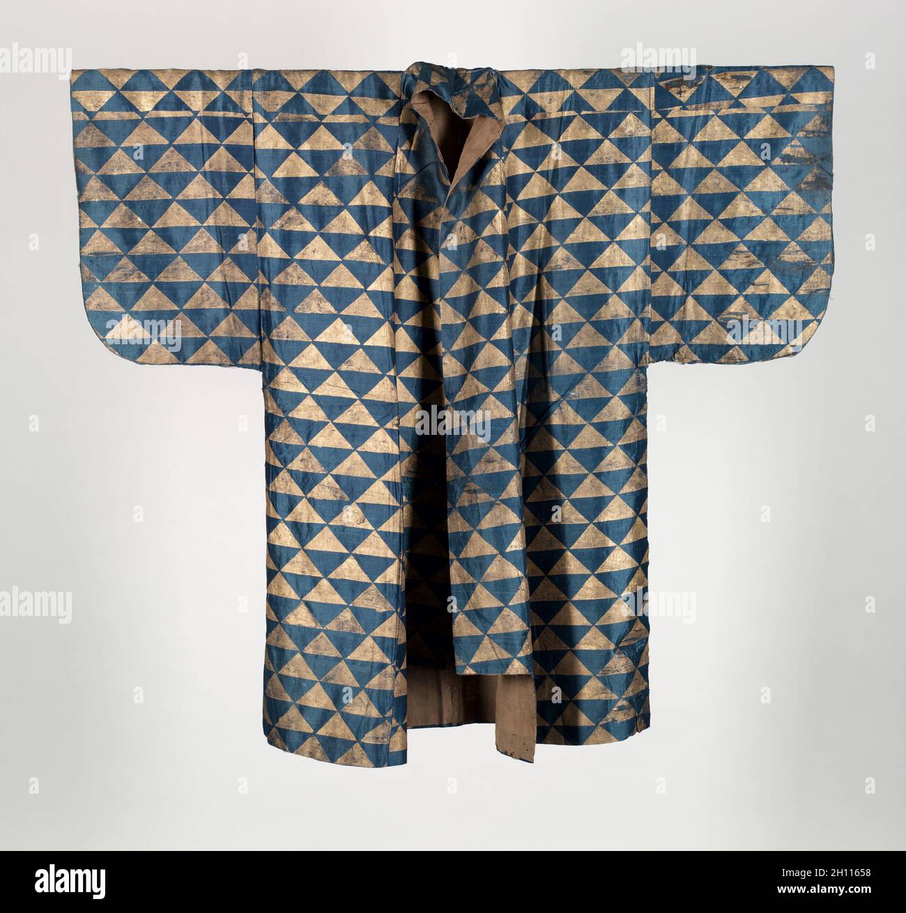 Costume Noh (Surihaku) avec motif à l'échelle du poisson, 1800–1850.Japon, période Edo (1615-1868).Soie tissée unie; fil de métal; hors tout: 118.1 x 134.6 cm (46 1/2 x 53 po). Banque D'Images