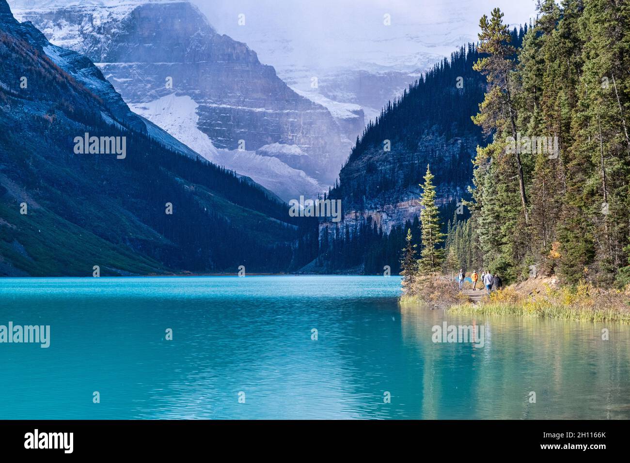 Turquoise Lake Louise dans les Rocheuses canadiennes, Alberta, Canada Banque D'Images