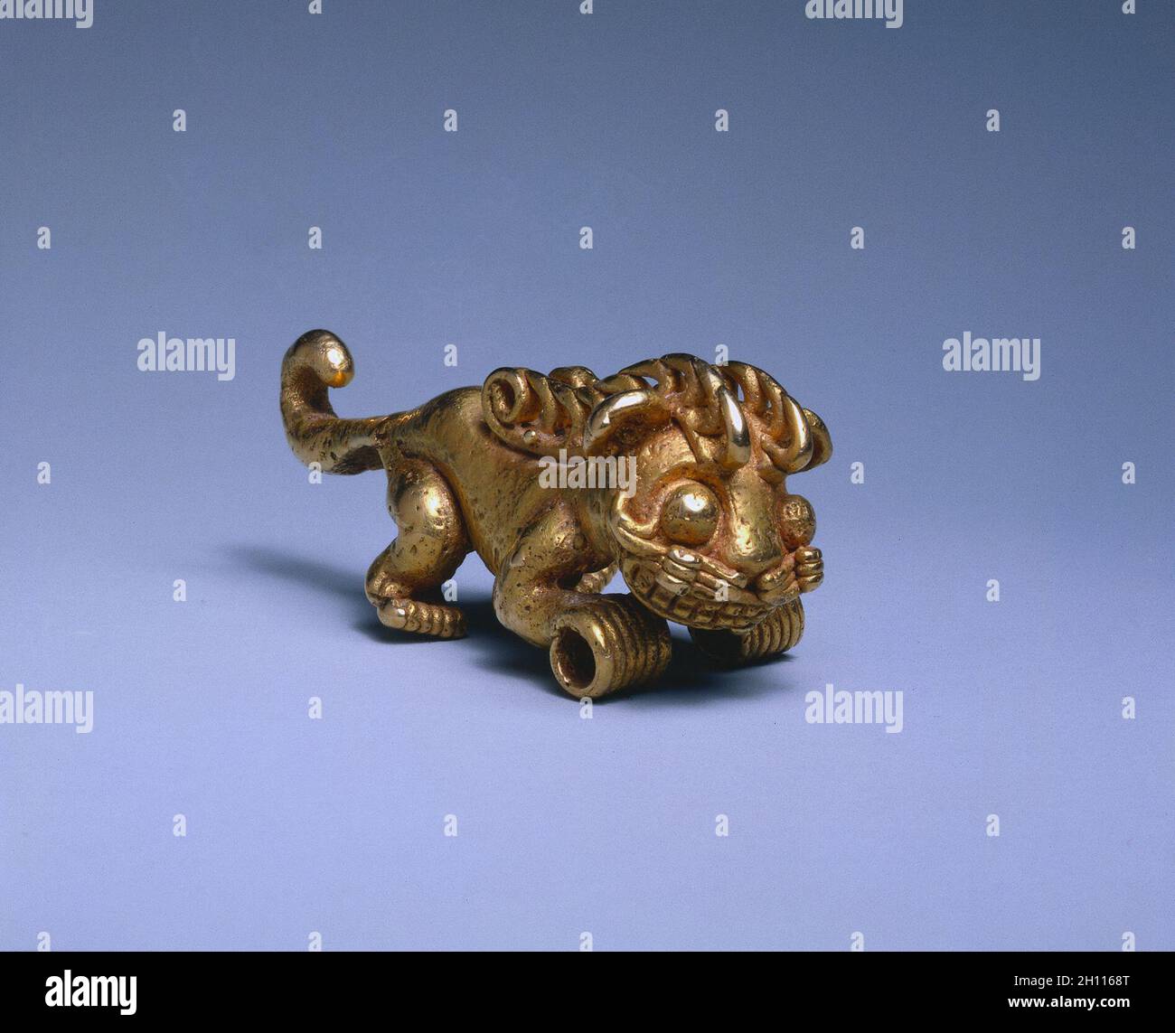 Pendentif félin, ch. 1000-1550. Panama, Veraguas( ?), style 10ème-16ème siècle. Cast or ; total : 2,1 x 1,9 cm (13/16 x 3/4 in.). Banque D'Images