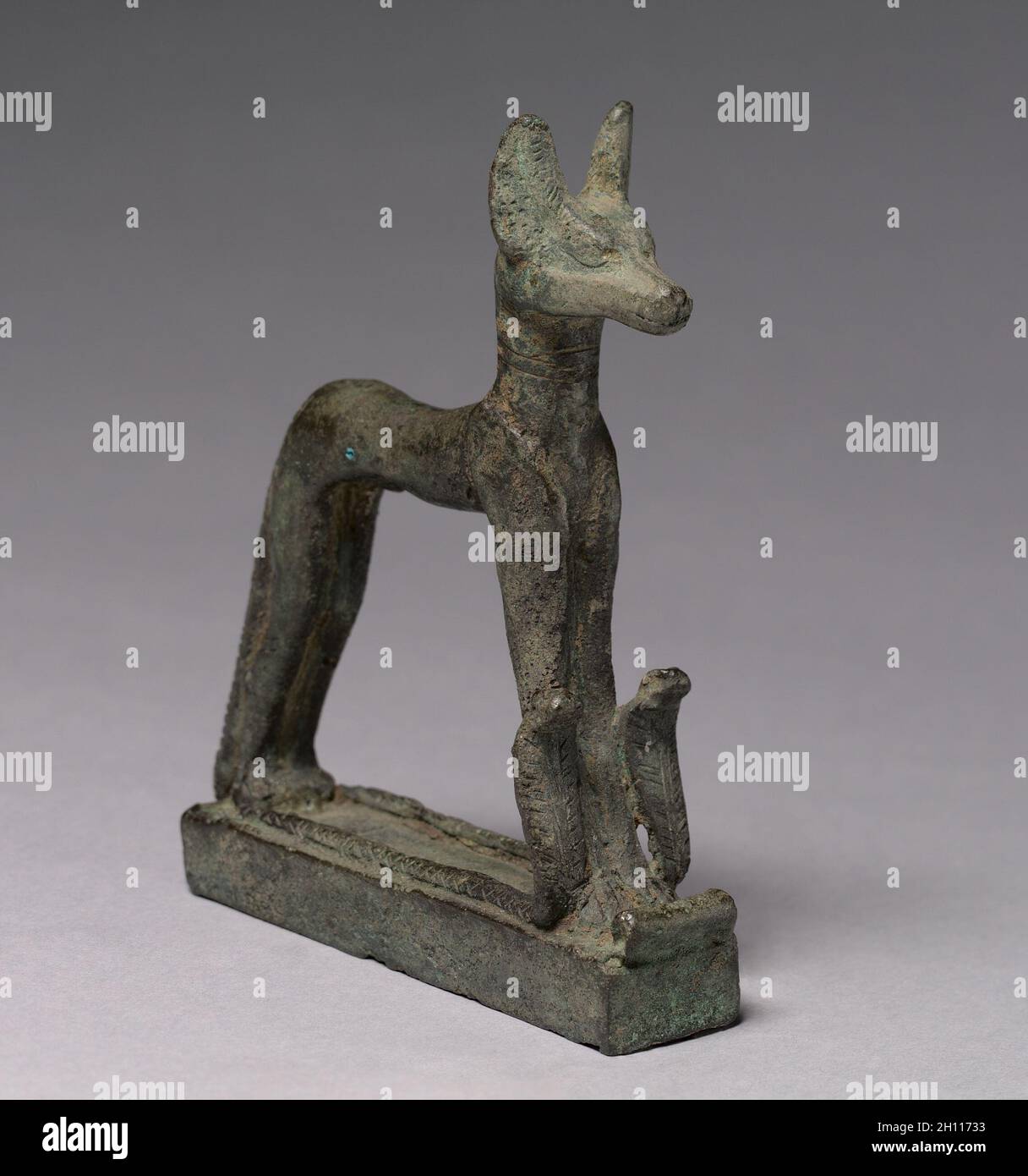 Le Chacal, 664-30 BC. L'Egypte, la fin de période, Dynasty 26. Bronze, fonte solide ; total : 11,8 x 2,9 x 10,3 cm (4 5/8 x 1 1/8 x 4 1/16 in.) ; avec le tenon : 1,6 cm (5/8 po.). Banque D'Images