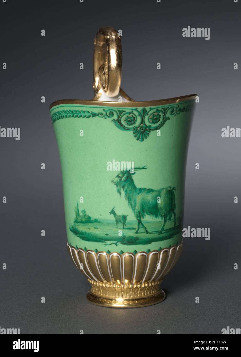 Carafe à crème, conçue en 1788, fabriquée en 1831-1834.Fabrique de porcelaine de Sèvres (français, est.1756).Porcelaine dorée; hors tout : 17.1 x 9.2 x 12.1 cm (6 3/4 x 3 5/8 x 4 3/4 po). Banque D'Images