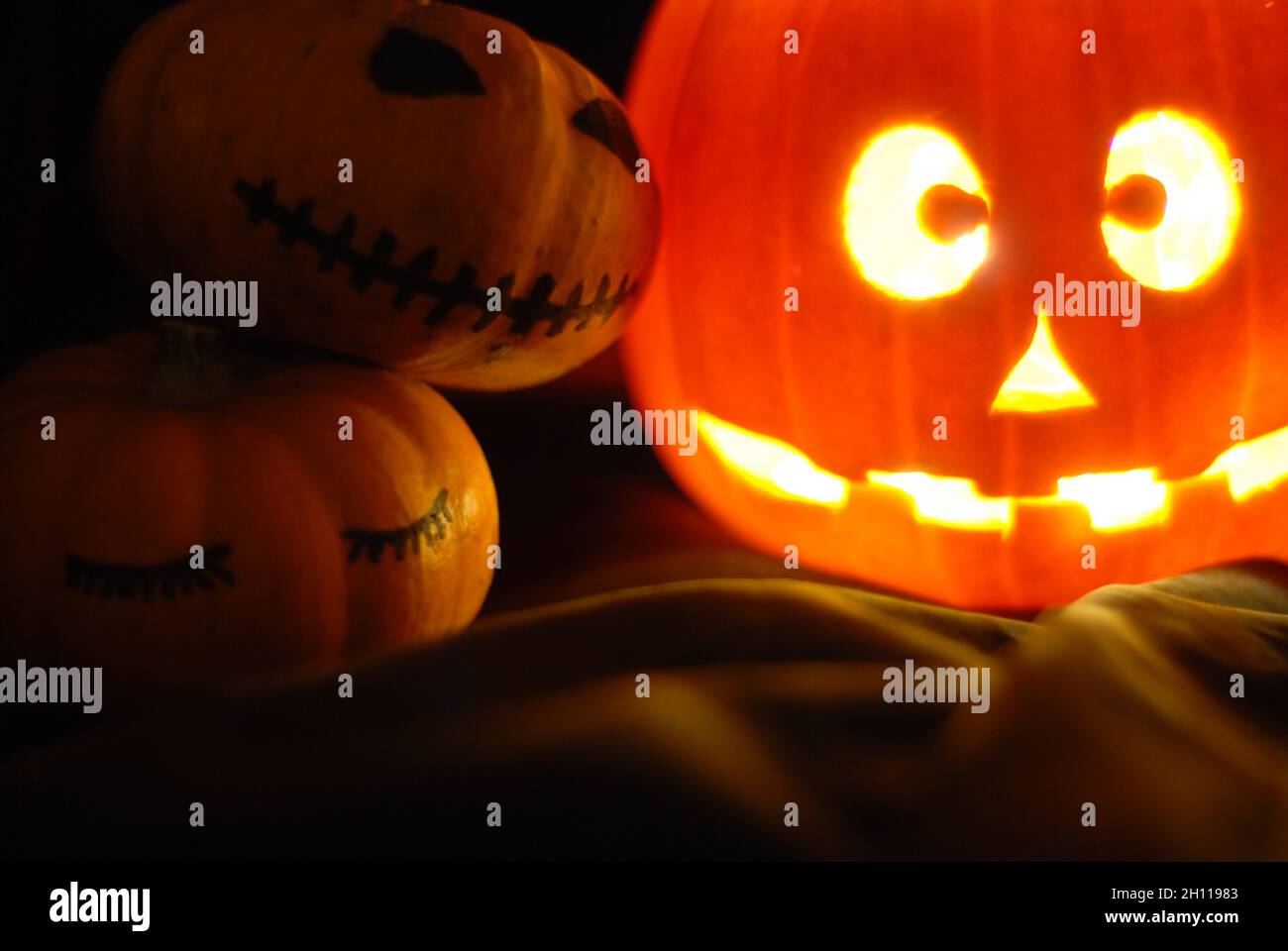 Halloween Jack O'Lantern, illuminée courbée décoration citrouille. Banque D'Images