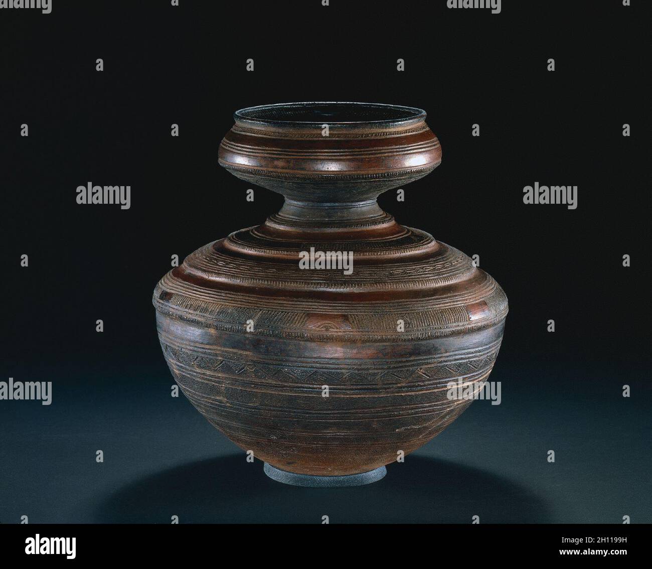 Bol, 1900.Côte de Guinée, Nigeria, Nupe, 20e siècle.Terre cuite; diamètre: 35.7 cm (14 1/16 po); hors tout: 36.9 cm (14 1/2 po). Banque D'Images