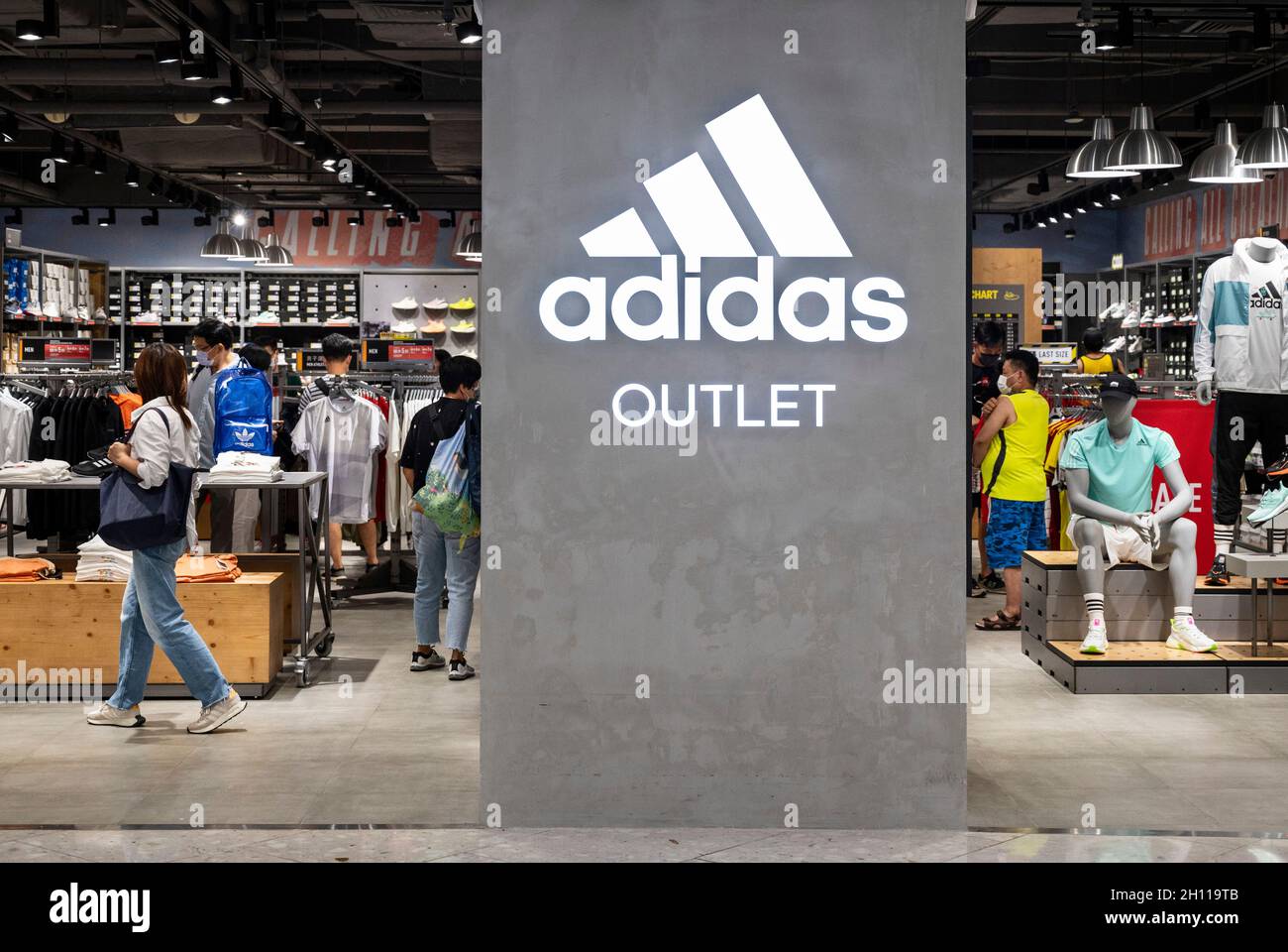 Hong Kong, Chine.07e octobre 2021.Logo et boutique de la marque allemande multinationale de vêtements de sport Adidas dans le quartier de Tung Chung à Hong Kong.Crédit : SOPA Images Limited/Alamy Live News Banque D'Images
