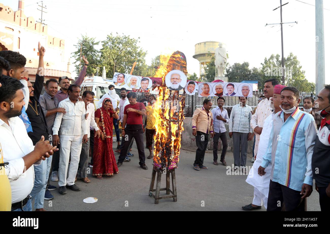 Beawar, Rajasthan, Inde, 15 octobre 2021 : les militants du Congrès brûlent une effigie de Ravana avec des photos du Premier ministre indien Narendra Modi, du ministre de l'intérieur Amit Shah, du chef de la RSS Mohan Bhagwat, du ministre en chef de l'Uttar Pradesh Yogi Adityanath, du ministre en chef de l'Haryana Manohar Lal Khattar, du président du Parti Bharatiya Janata J. P.Nadda et d'autres ministres syndicaux du BJP lors de leur protestation au cercle Mahatma Gandhi à Beawar.Crédit : Sumit Saraswat/Alay Live News Banque D'Images