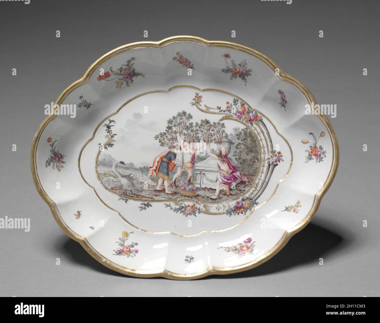 Plat ovale, c.1760–65.Nymphenburg Porcelain Factory (allemand, fondée en 1747).Porcelaine; hors tout: 20.4 x 16.4 cm (8 1/16 x 6 7/16 po). Banque D'Images