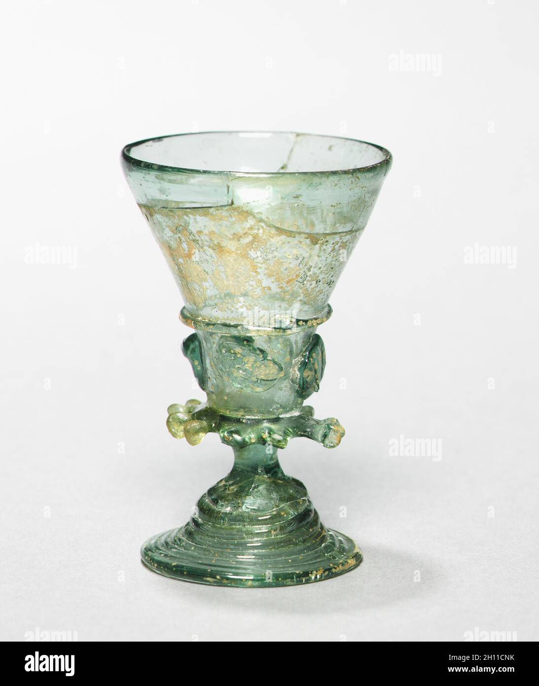Berkemeyer (gobelet), ch. 1525-1550. Allemagne, 16ème siècle. Verre vert ; Total : 7 cm (2 3/4 in.). Banque D'Images