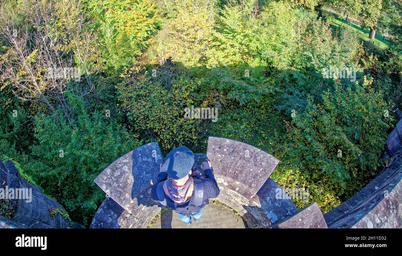 Milton, Glasgow, Royaume-Uni.15 octobre 2021.Météo au Royaume-Uni : ensoleillé au pont pour chiens morts, tandis que les habitants et les touristes marchaient leurs chiens dans les jardins de la maison de maître, en maintenant une laisse dans le célèbre piège de la mort canine.Avec le fantôme de la dame overtoun et la maison effrayante, elle prend son nom du pont adjacent a coûté la vie à de nombreux chiens comme le saut sur le pont vers le ravin en dessous.À la veille d’Halloween, les histoires horribles de son vibe paranormal se mélangent à l’infanticide, mais la purge pour animaux de compagnie porte son nom.»Crédit : Gerard Ferry/Alay Live News Banque D'Images