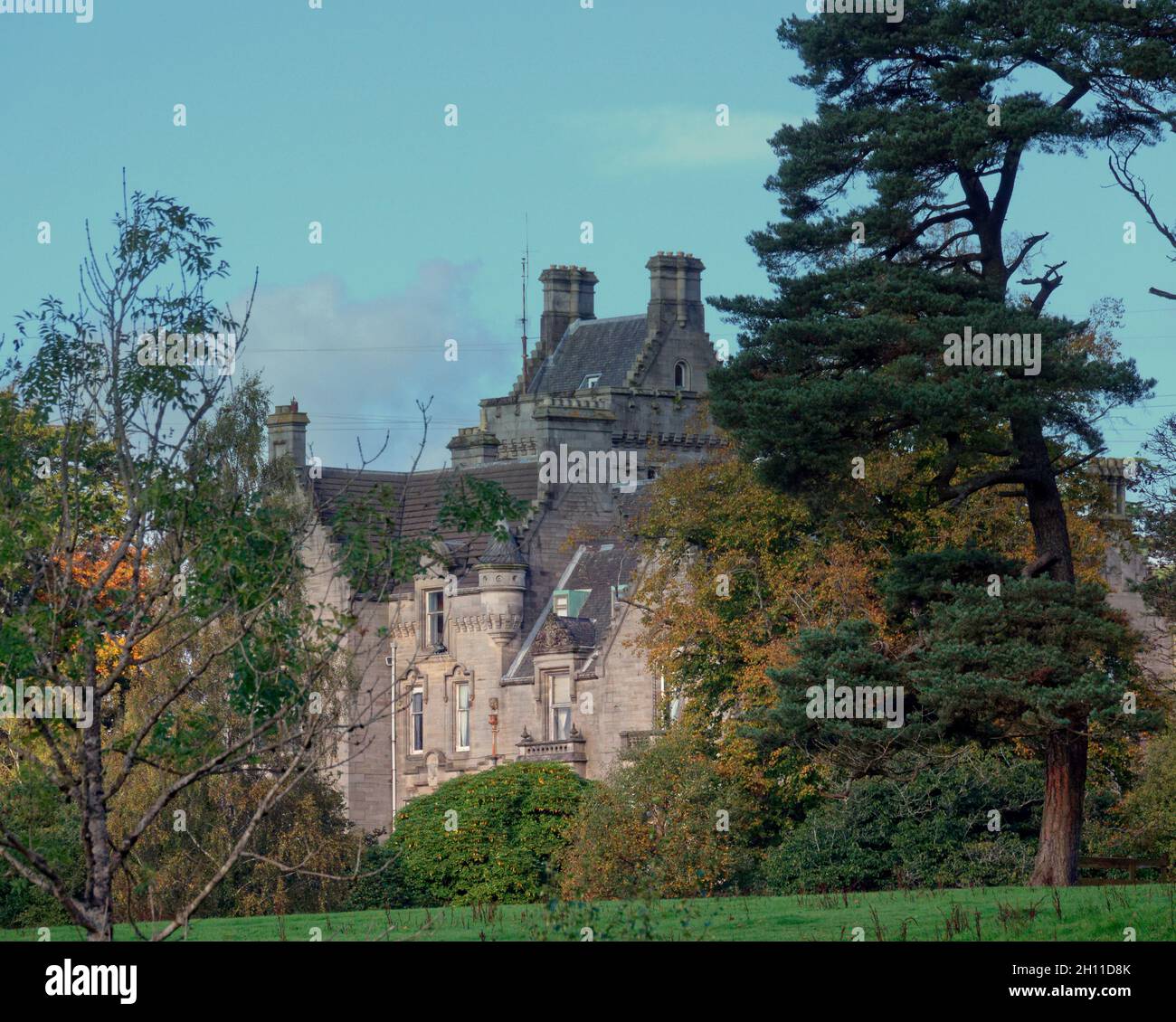 Milton, Glasgow, Royaume-Uni.15 octobre 2021.Météo au Royaume-Uni : ensoleillé au pont pour chiens morts, tandis que les habitants et les touristes marchaient leurs chiens dans les jardins de la maison de maître, en maintenant une laisse dans le célèbre piège de la mort canine.Avec le fantôme de la dame overtoun et la maison effrayante, elle prend son nom du pont adjacent a coûté la vie à de nombreux chiens comme le saut sur le pont vers le ravin en dessous.À la veille d’Halloween, les histoires horribles de son vibe paranormal se mélangent à l’infanticide, mais la purge pour animaux de compagnie porte son nom.»Crédit : Gerard Ferry/Alay Live News Banque D'Images