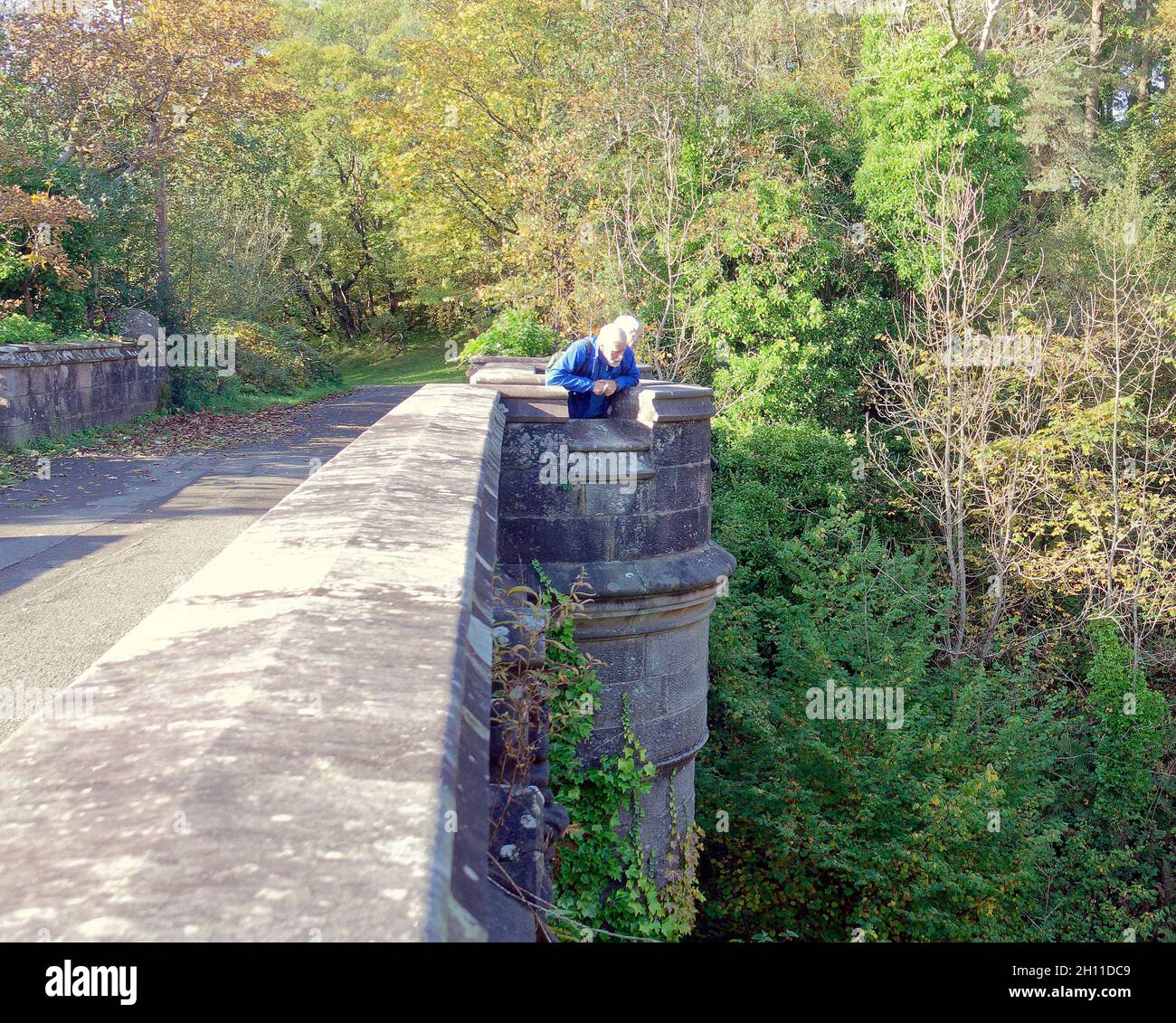 Milton, Glasgow, Royaume-Uni.15 octobre 2021.Météo au Royaume-Uni : ensoleillé au pont pour chiens morts, tandis que les habitants et les touristes marchaient leurs chiens dans les jardins de la maison de maître, en maintenant une laisse dans le célèbre piège de la mort canine.Avec le fantôme de la dame overtoun et la maison effrayante, elle prend son nom du pont adjacent a coûté la vie à de nombreux chiens comme le saut sur le pont vers le ravin en dessous.À la veille d’Halloween, les histoires horribles de son vibe paranormal se mélangent à l’infanticide, mais la purge pour animaux de compagnie porte son nom.»Crédit : Gerard Ferry/Alay Live News Banque D'Images