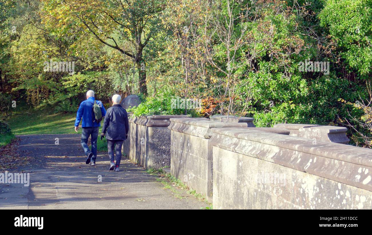 Milton, Glasgow, Royaume-Uni.15 octobre 2021.Météo au Royaume-Uni : ensoleillé au pont pour chiens morts, tandis que les habitants et les touristes marchaient leurs chiens dans les jardins de la maison de maître, en maintenant une laisse dans le célèbre piège de la mort canine.Avec le fantôme de la dame overtoun et la maison effrayante, elle prend son nom du pont adjacent a coûté la vie à de nombreux chiens comme le saut sur le pont vers le ravin en dessous.À la veille d’Halloween, les histoires horribles de son vibe paranormal se mélangent à l’infanticide, mais la purge pour animaux de compagnie porte son nom.»Crédit : Gerard Ferry/Alay Live News Banque D'Images