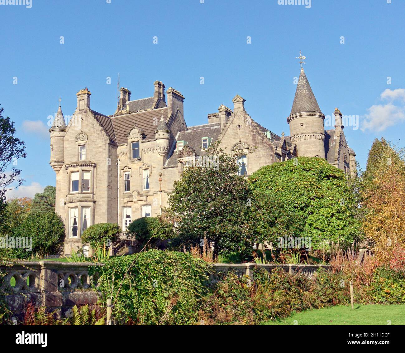 Milton, Glasgow, Royaume-Uni.15 octobre 2021.Météo au Royaume-Uni : ensoleillé au pont pour chiens morts, tandis que les habitants et les touristes marchaient leurs chiens dans les jardins de la maison de maître, en maintenant une laisse dans le célèbre piège de la mort canine.Avec le fantôme de la dame overtoun et la maison effrayante, elle prend son nom du pont adjacent a coûté la vie à de nombreux chiens comme le saut sur le pont vers le ravin en dessous.À la veille d’Halloween, les histoires horribles de son vibe paranormal se mélangent à l’infanticide, mais la purge pour animaux de compagnie porte son nom.»Crédit : Gerard Ferry/Alay Live News Banque D'Images