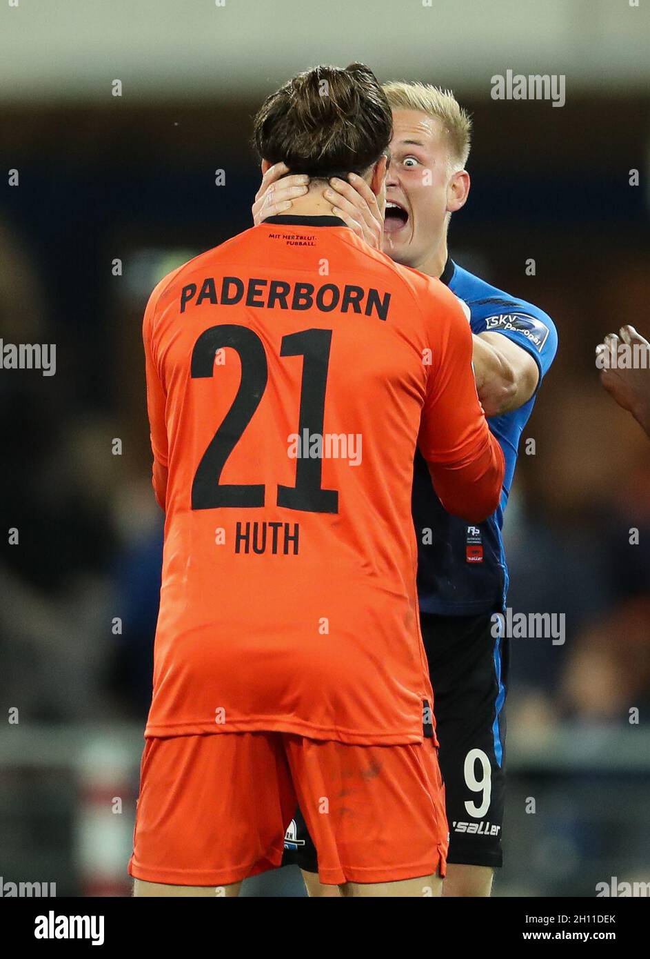 Paderborn, Allemagne.15 octobre 2021.Football: 2ème Bundesliga, SC Paderborn 07 - Jahn Regensburg, Matchday 10 à Benteler Arena.Le marqueur de but de Paderborn Kai Pröger (r) célèbre son but du faire 1:1 avec le gardien de but Jannik Huth (l).Credit: Friso Gentsch/dpa - NOTE IMPORTANTE:Conformément aux règlements de la DFL Deutsche Fußball Liga et/ou de la DFB Deutscher Fußball-Bund, il est interdit d'utiliser ou d'avoir utilisé des photos prises dans le stade et/ou du match sous forme de séquences et/ou de séries de photos de type vidéo./dpa/Alay Live News Banque D'Images