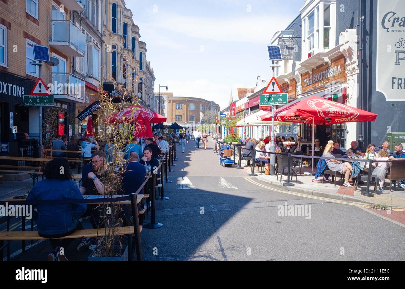 Dînez en plein air et buvez dans la rue de la partie sud de Palmerston Road à Southsea, dans le Hampshire pendant les périodes de covid Banque D'Images