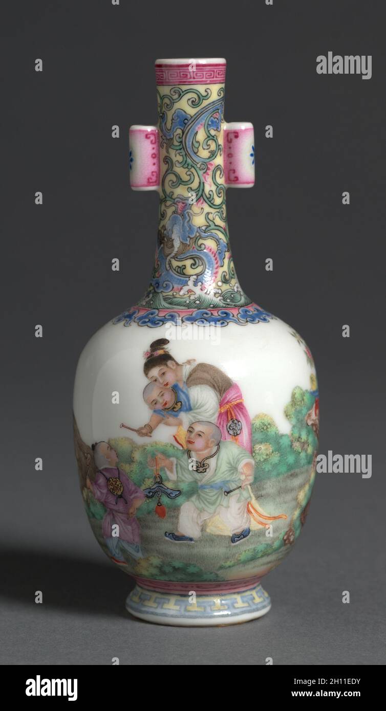 Vase, 1736-95.Chine, dynastie Qing (1644-1911), marque et règne Qianlong (1736-95).Porcelaine avec décoration en émaux de couleur fa-lang, guyuexuan; total: 15.4 cm (6 1/16 in.). Banque D'Images