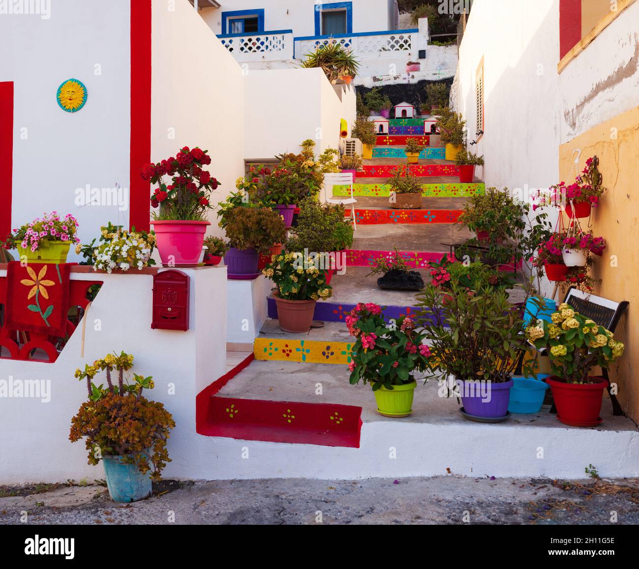 Vue sur une maison de couleur typique à Linosa avec l'escalier plein de pots de fleurs Banque D'Images Vue sur une maison de couleur typique à Linosa avec l'escalier plein de pots de fleurs Banque D'Images