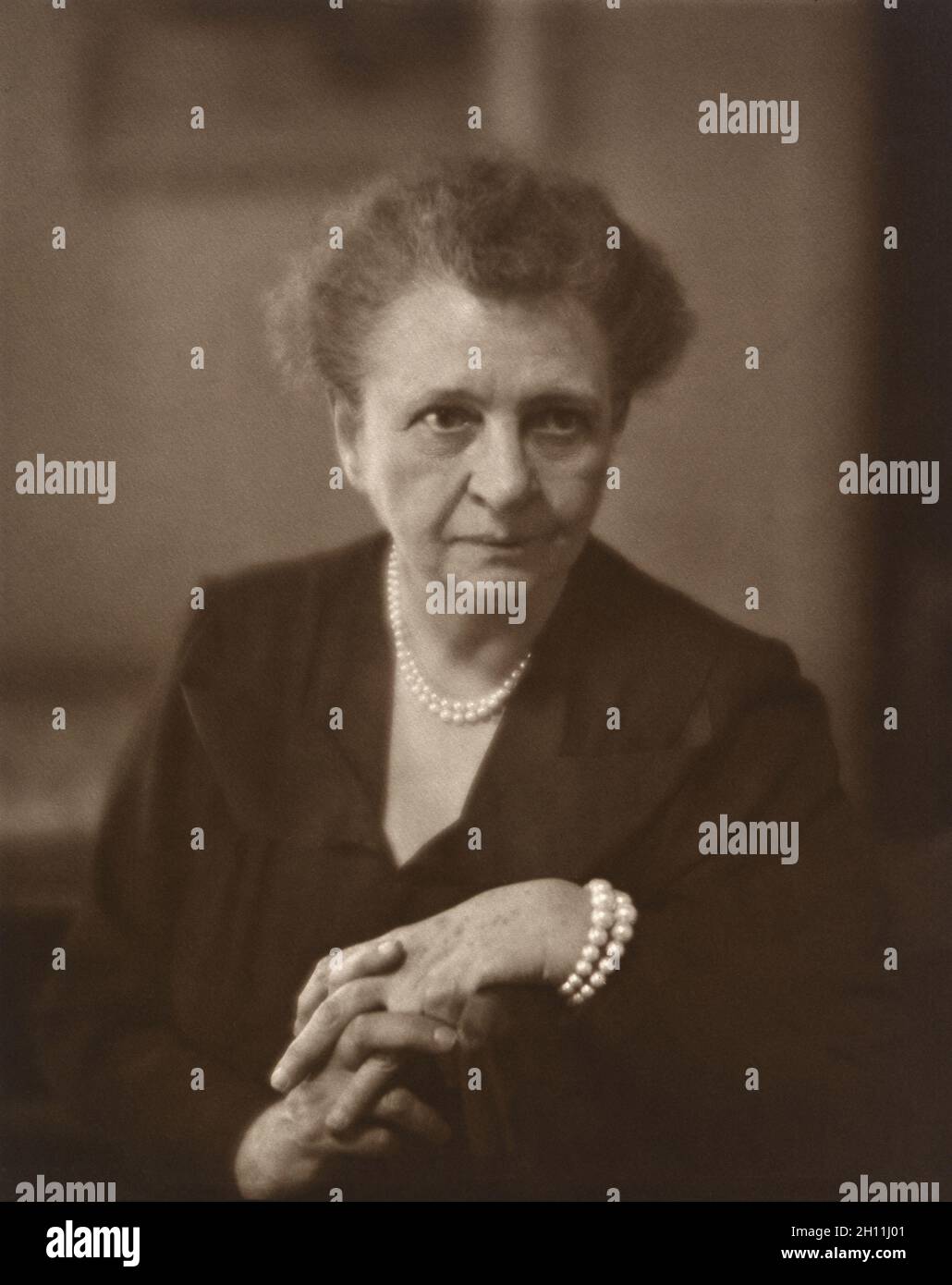 Frances Perkins (1880-1965), sociologue américaine et défenseur des droits des travailleurs, a été secrétaire du travail des États-Unis, 1933-1945, première femme nommée au Cabinet des États-Unis, Head and Shoulders Portrait, Clara Sipproll, 1952 Banque D'Images