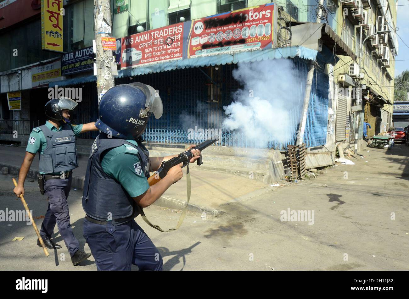 OCTOBRE 15,2021,DHAKA,BANGLADESH- plusieurs personnes ont été blessées lors d'un affrontement alors que des dévots musulmans se sont affrontés avec la police à la mosquée nationale Baitul Mukarram Banque D'Images