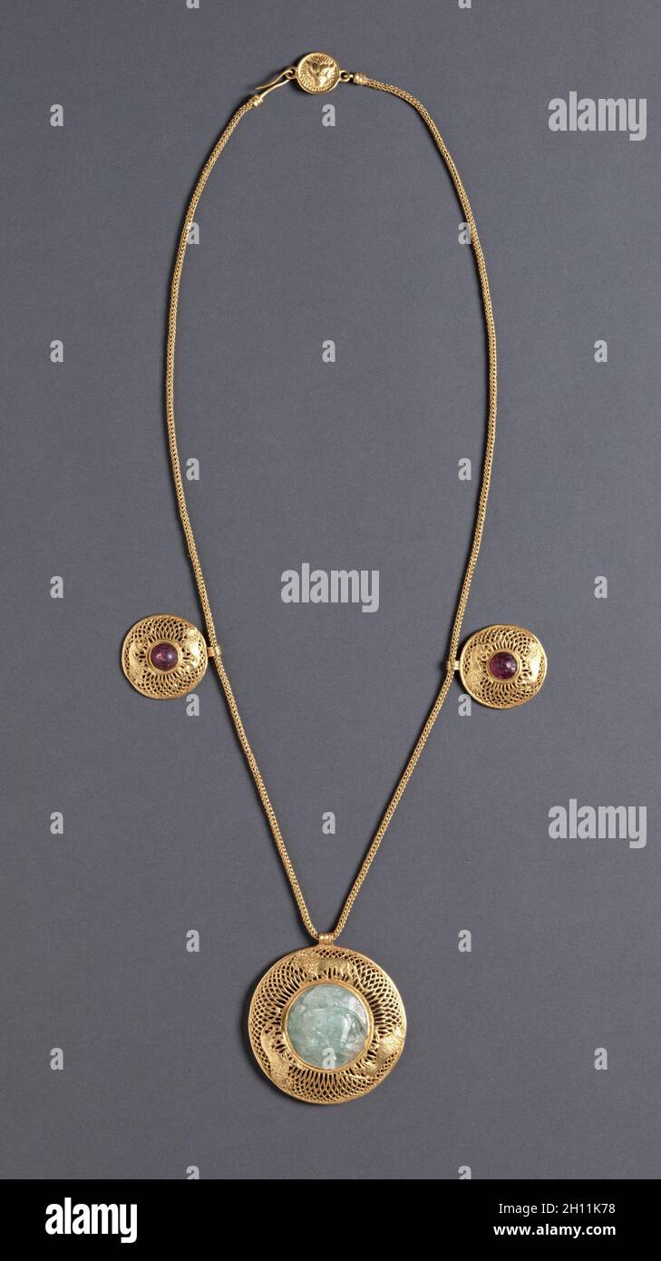 Collier composé de trois pendentifs, 1-199. La Grèce, l'Empire Romain, du 1er au 2ème siècle AD. Or, de l'améthyste, et Beryl ; Total : 53 cm (20 7/8 in.) ; diamètre du pendentif : 7,3 cm centrale (2 7/8 in.), diamètre de 4,2 cm de côté : pendentifs (1 5/8 in.). Banque D'Images
