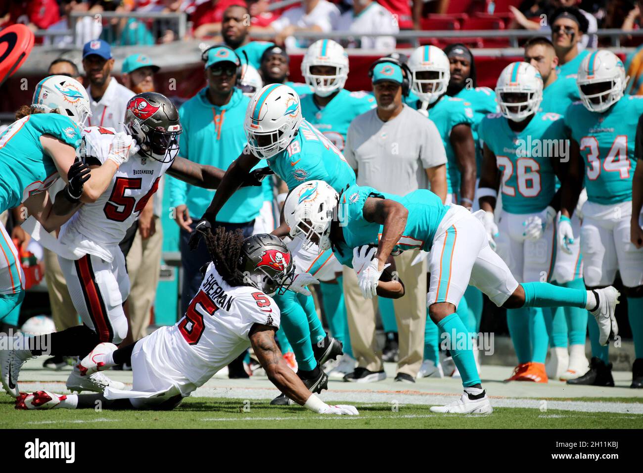 Tampa, États-Unis.10 octobre 2021.Tampa Bay Buccaneers en arrière Giovani Bernard (25) travaille pour arrêter une course par le récepteur des Dolphins de Miami Jaylen à cheval (17) pendant le premier trimestre, le dimanche 10 octobre 2021, au stade Raymond James à Tampa, Floride.(Photo de Douglas R. Clifford/Tampa Bay Times/TNS/Sipa USA) crédit: SIPA USA/Alay Live News Banque D'Images