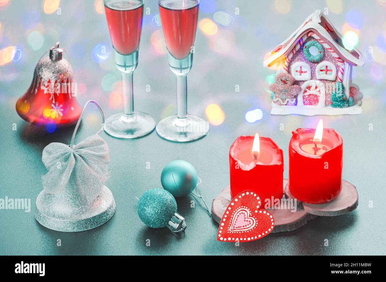 Encore la vie avec des bougies en feu, des décorations de Noël et des verres à vin.Mise au point sélective Banque D'Images