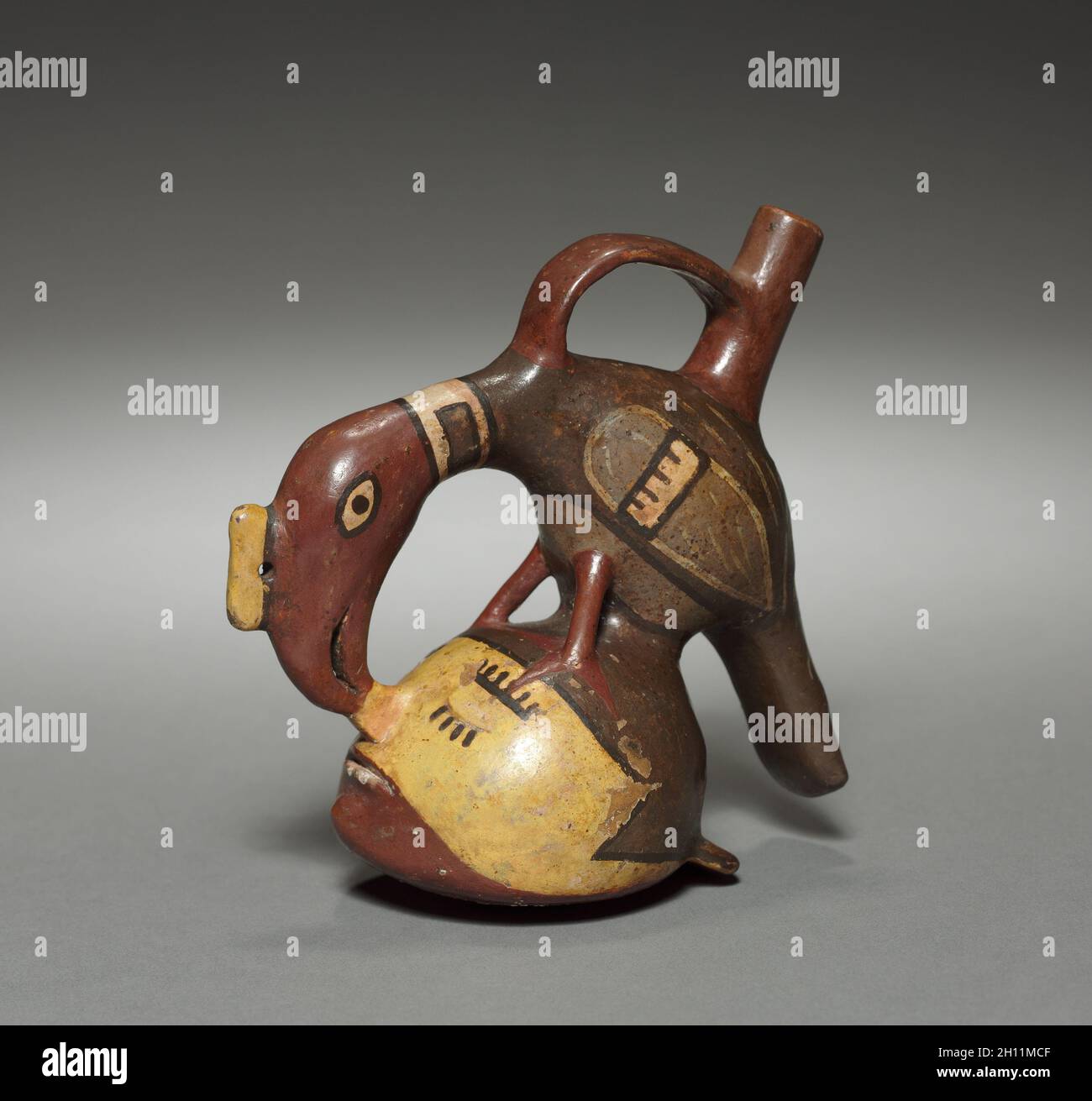 Navire avec Condor et tête humaine, 400-1000 t. Le Pérou, Tiwanaku style, 400-1000 t. La Poterie ; total : 10,4 x 5,5 x 10,5 cm (4 1/8 x 2 3/16 x 4 1/8 in.). Banque D'Images
