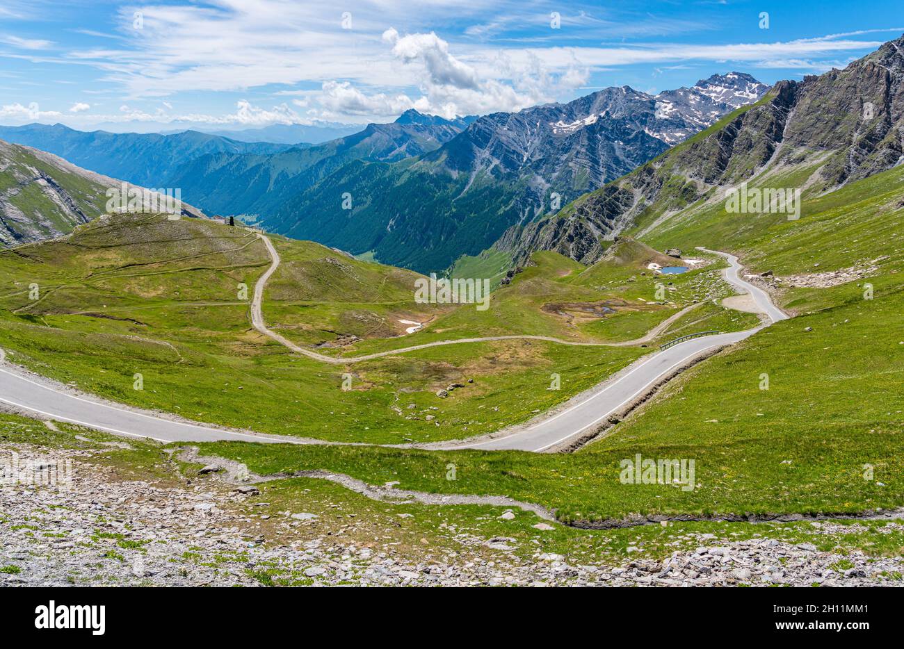 Vue panoramique près du col de montagne Colle dell'Agnello, Piémont, entre l'Italie et la France. Banque D'Images