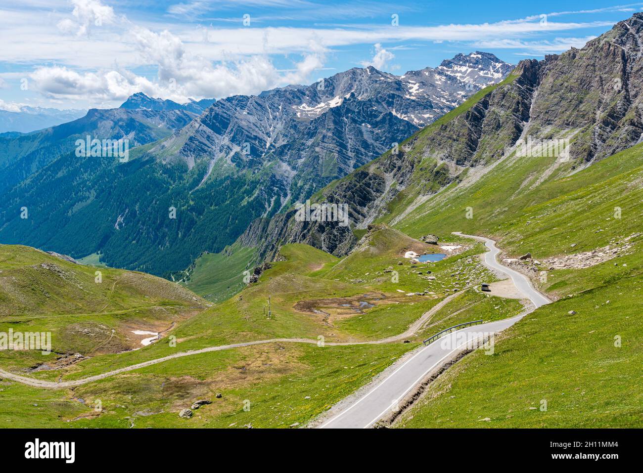 Vue panoramique près du col de montagne Colle dell'Agnello, Piémont, entre l'Italie et la France. Banque D'Images