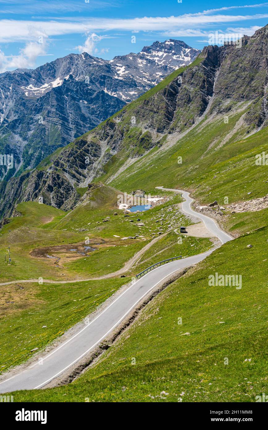 Vue panoramique près du col de montagne Colle dell'Agnello, Piémont, entre l'Italie et la France. Banque D'Images