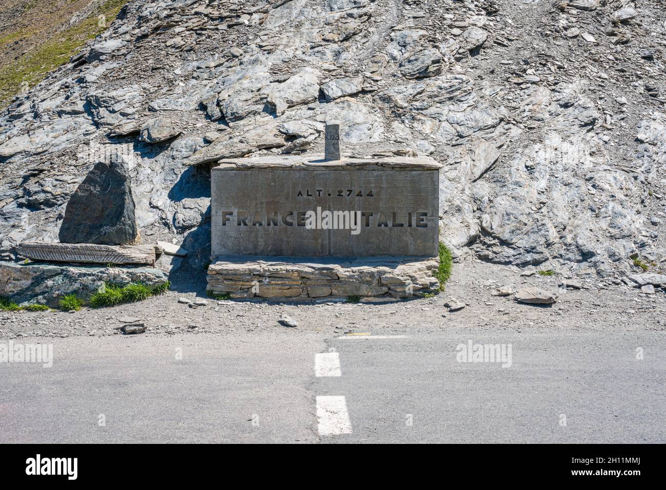 Frontière entre l'Italie et la France au col de montagne Colle dell'Agnello, Piémont, entre l'Italie et la France. Banque D'Images