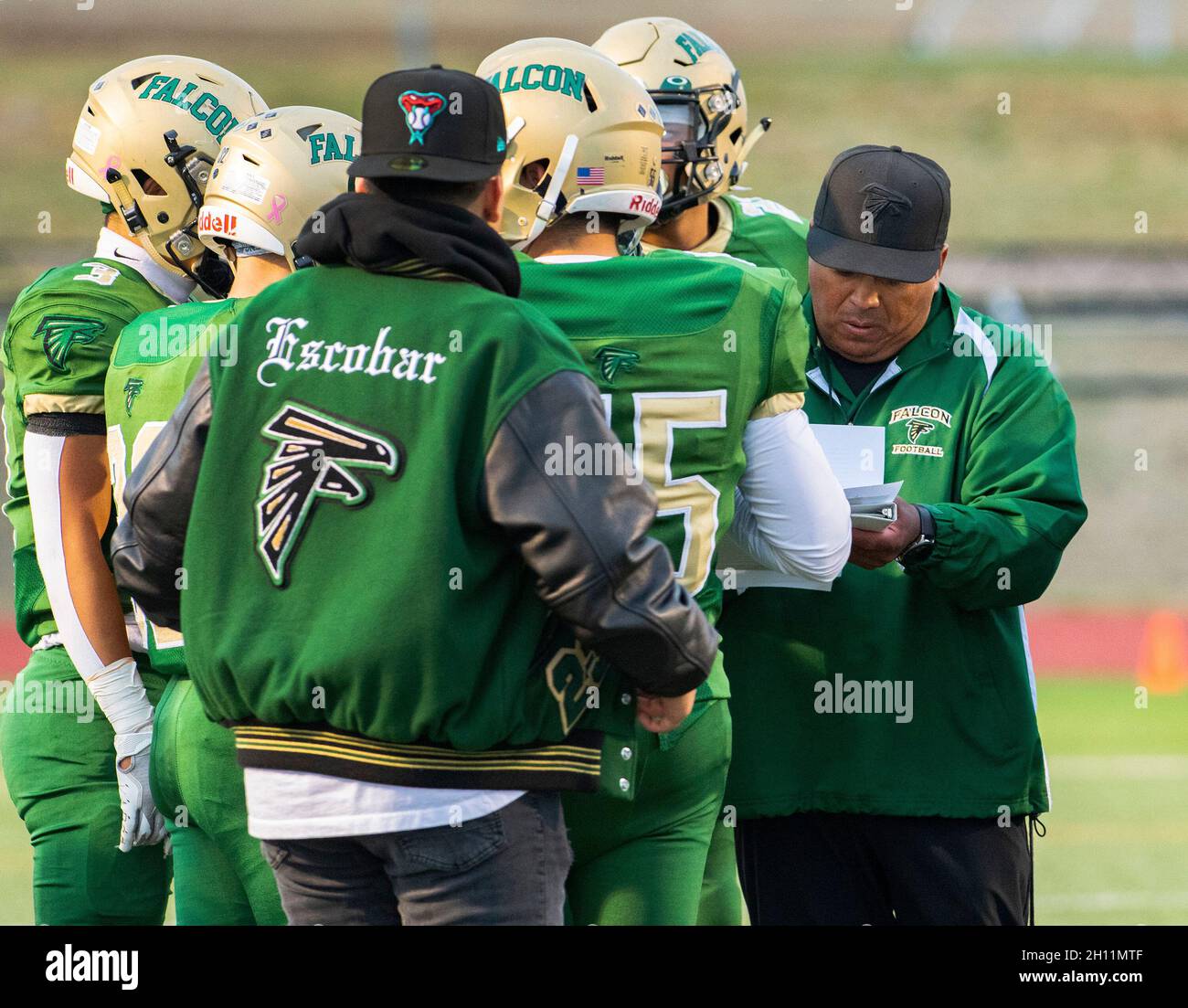 L'entraîneur-chef intérimaire Josh Flores parle aux joueurs avant le match des Falcons contre la liberté vendredi 1er octobre 2021, à Falcon High.Le programme de football de l'école a été suspendu à une semaine après une enquête sur des rapports d'inconduite grave impliquant certains joueurs.(Photo de Christian Murdock/The Gazette/TNS/Sipa USA) crédit: SIPA USA/Alay Live News Banque D'Images