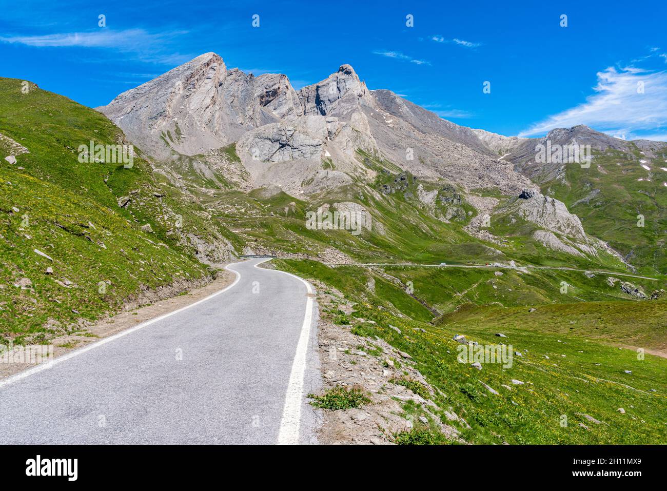 Vue panoramique près du col de montagne Colle dell'Agnello, Piémont, entre l'Italie et la France. Banque D'Images