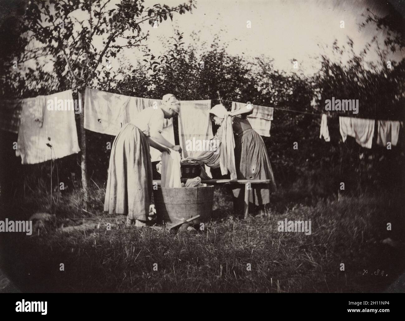 Deux paysans féminins debout, faisant la lessive, fin des années 1870.Artiste d'Auguste Giraudon (français).Imprimé d'albumine de collodion négatif humide; image: 12.4 x 17.1 cm (4 7/8 x 6 3/4 po.); papier: 12.4 x 17.1 cm (4 7/8 x 6 3/4 po.); maté: 35.6 x 45.7 cm (14 x 18 po.). Banque D'Images