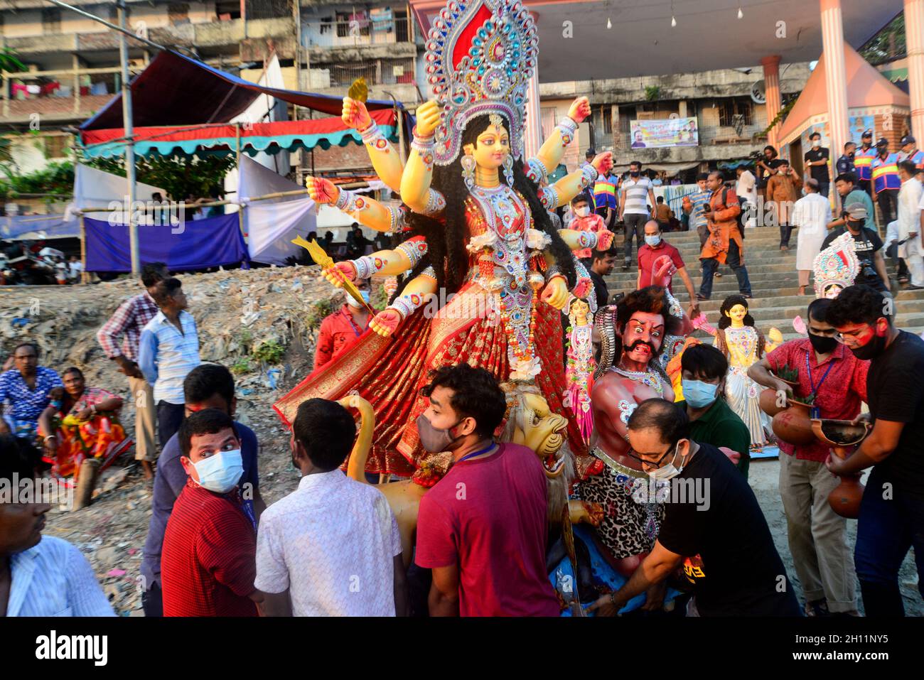 Dhaka, Bangladesh.15 octobre 2021.Les dévotés hindous immergent une idole d'argile de la déesse hindoue Durga dans le fleuve Buriganga le dernier jour du festival Durga Puja à Dhaka, au Bangladesh, le 15 octobre 2021.Credit: Mamunur Rashid/Alamy Live News Banque D'Images