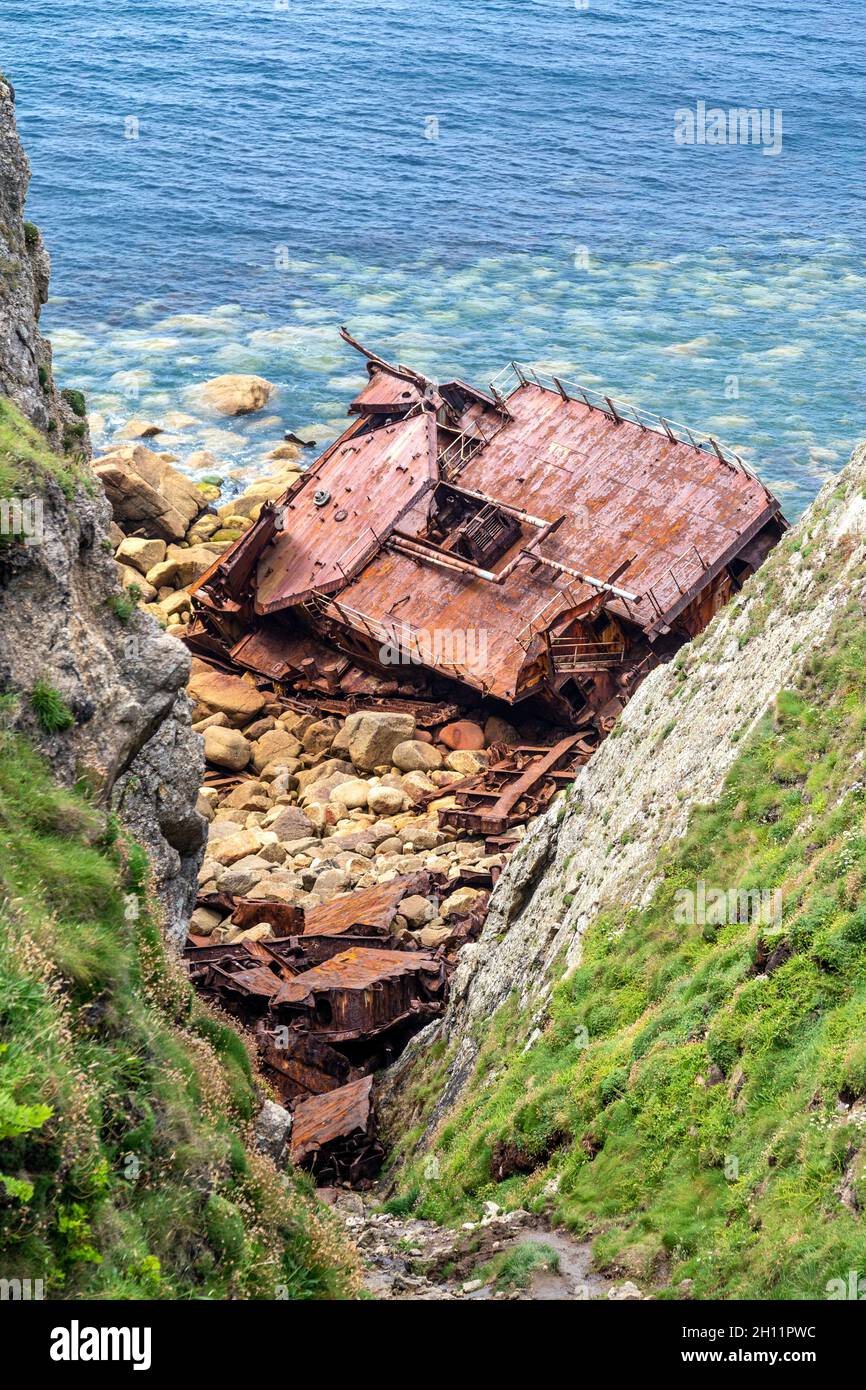 L'épave du cargo RMS Mülheim s'est épatée près de la fin de Land en 2003, Penwith Peninsula, Cornwall, Royaume-Uni Banque D'Images